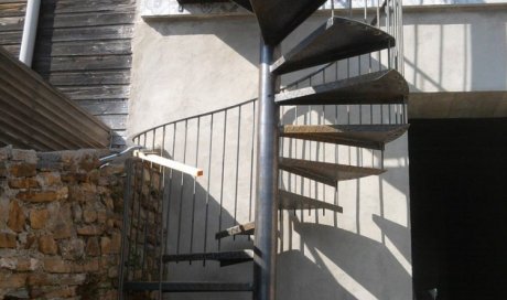 Fabrication et installation d'escalier extérieur hélicoïdal en métal sur mesure à Montpellier