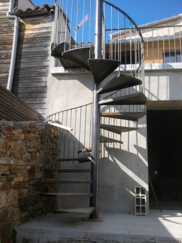 Fabrication et installation d'escalier extérieur hélicoïdal en métal sur mesure à Montpellier